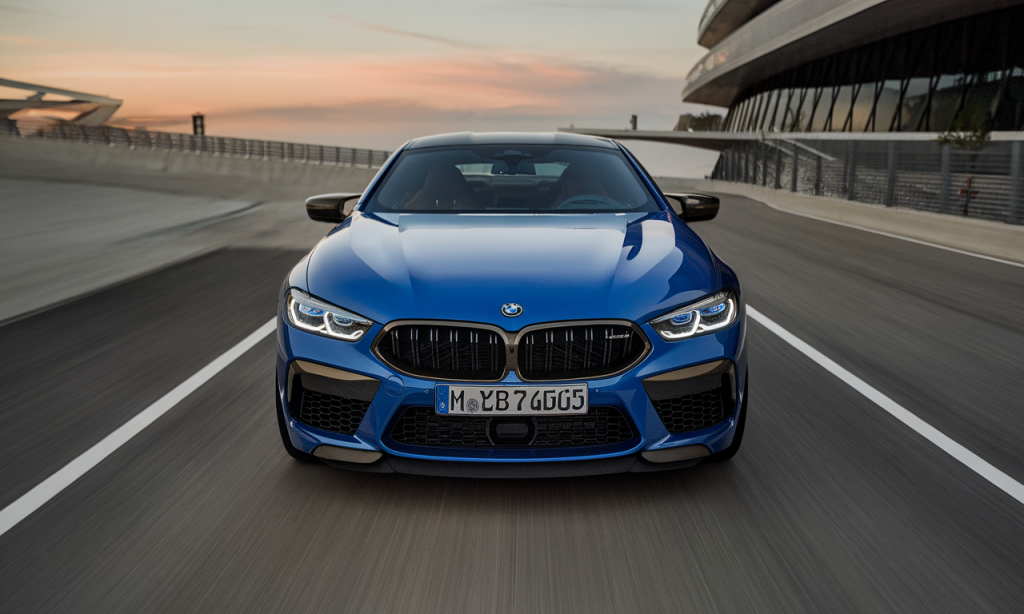 BMW M8 garée sur une route avec un coucher de soleil en arrière-plan