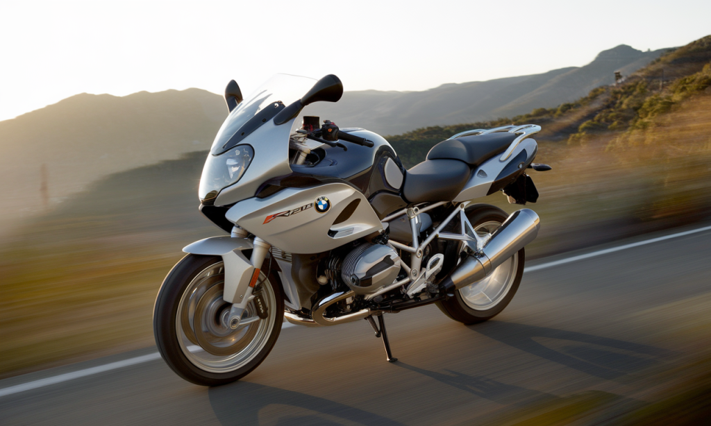 Moto BMW R1200R d'occasion stationnée sur la route