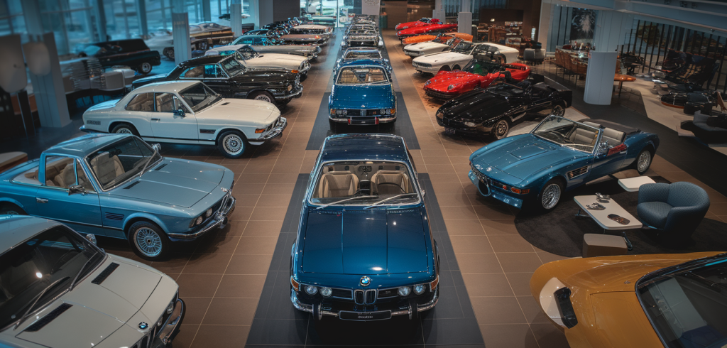 Garage agréé BMW avec plusieurs voitures en réparation