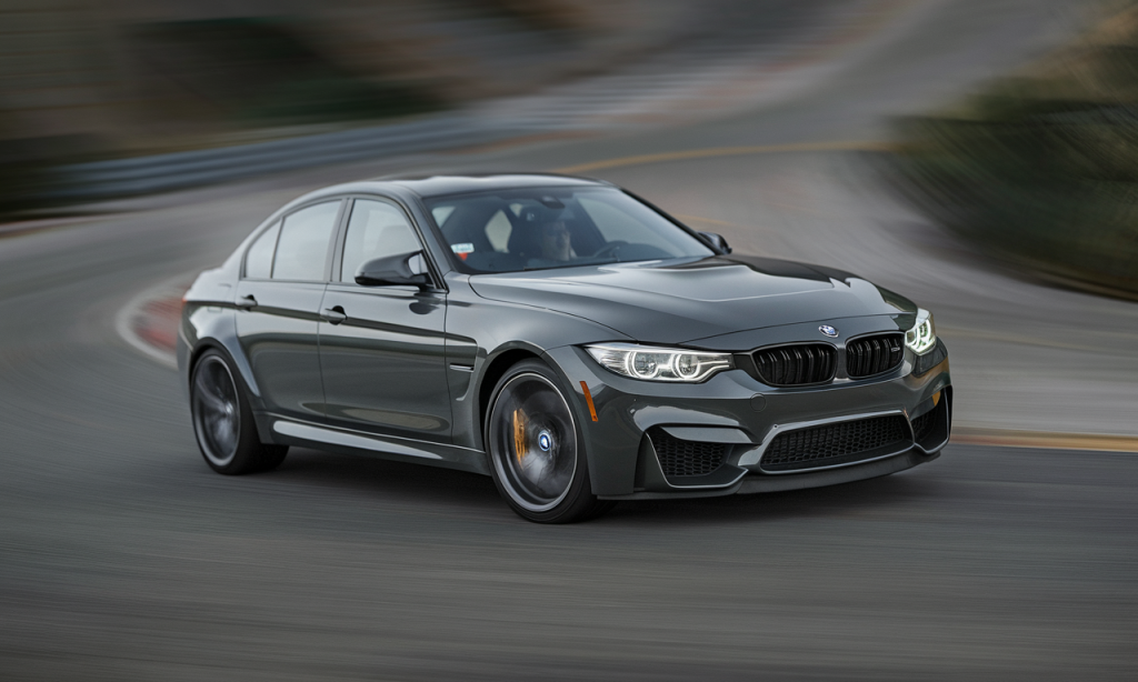 BMW M3 garée sur une route avec un paysage en arrière-plan
