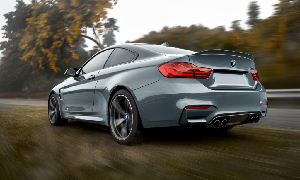 BMW M4 bleue sur route, vue de face