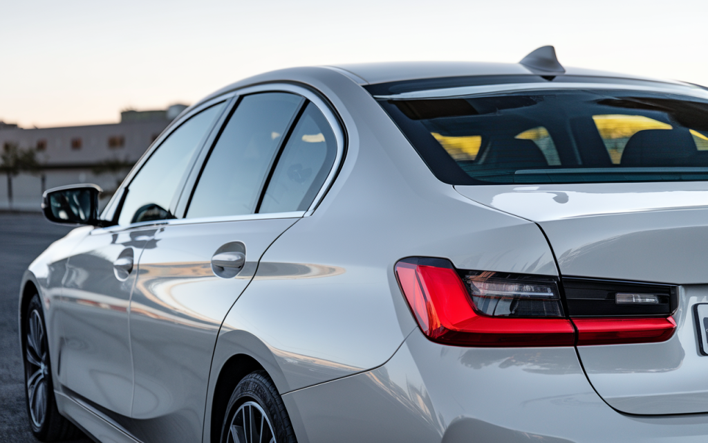 Accessoires pour BMW Série 3, incluant jantes, tapis, et équipements intérieurs
