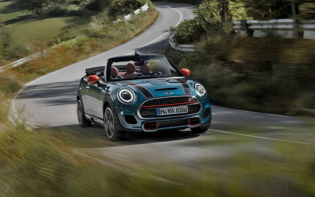 Accessoires pour voiture Mini Cooper sur fond blanc