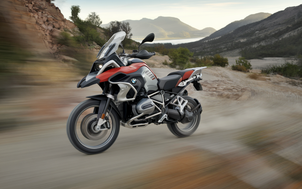 Moto BMW R 1300 GS stationnée sur une route de montagne