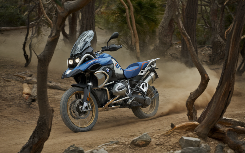 Moto BMW GS stationnée sur une route de montagne
