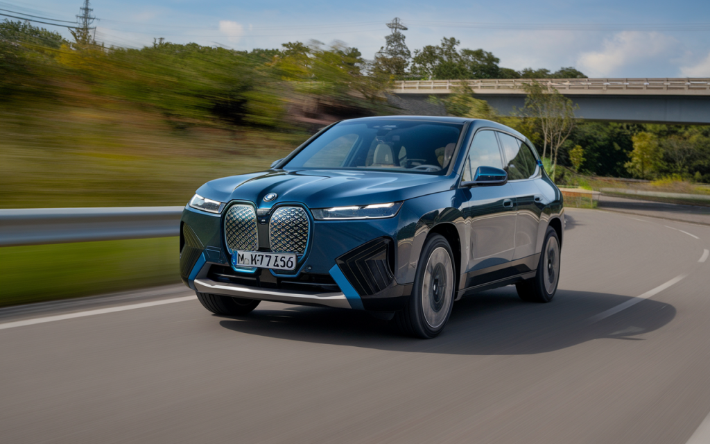 Vue latérale de la BMW iX1, SUV électrique de luxe