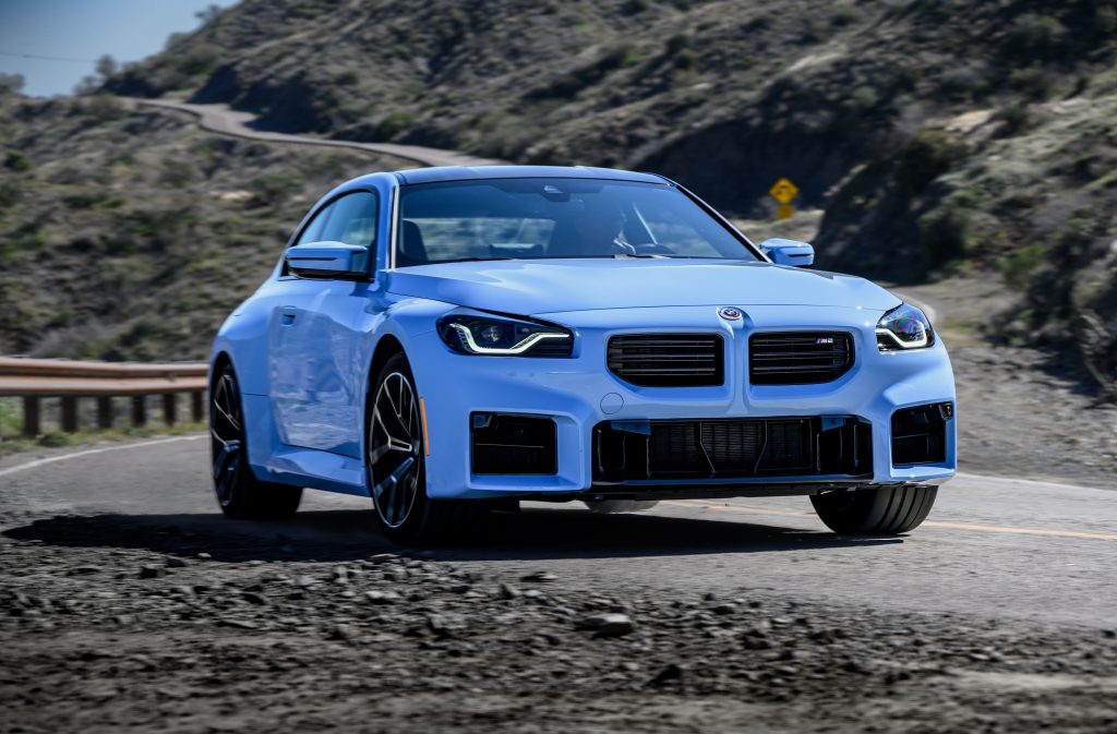 BMW M2 2025 20 BMW M2 Zandvoort Blue roulant sur une route de montagne avec paysage désertique