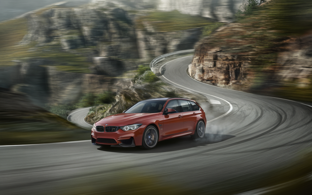 Vue latérale de la BMW M3 Touring stationnée sur une route de montagne