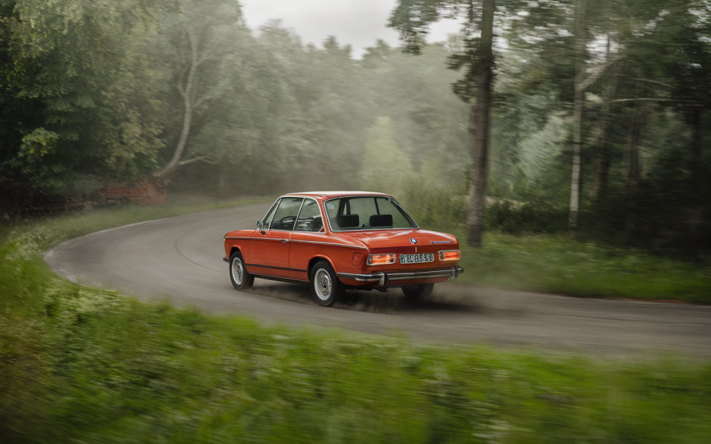 Vue latérale d'une BMW Série 3 de l'année 2000, de couleur argentée