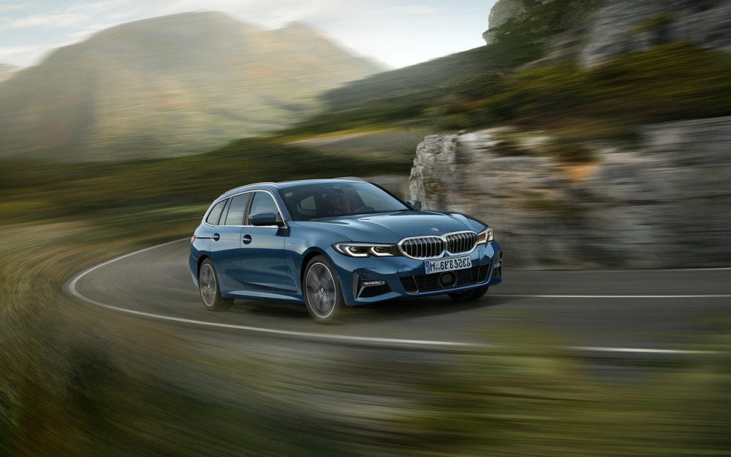 Vue latérale d'une BMW Série 3 Break stationnée en extérieur
