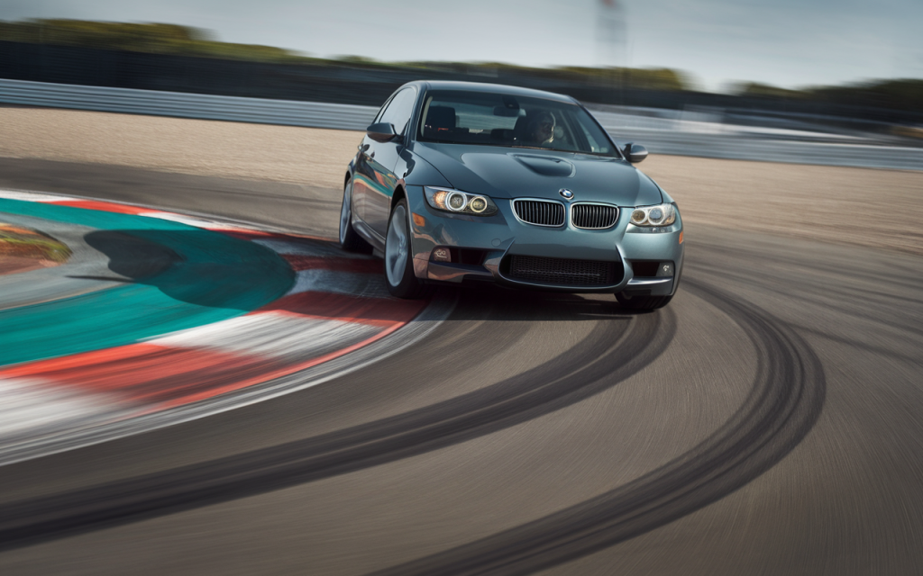 Vue latérale d'une BMW Série 3 E90 gris métallisé
