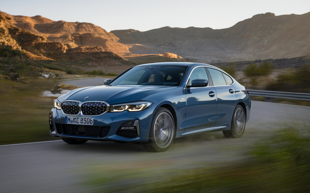 Vue latérale de la BMW Série 3 GT de couleur noire sur route