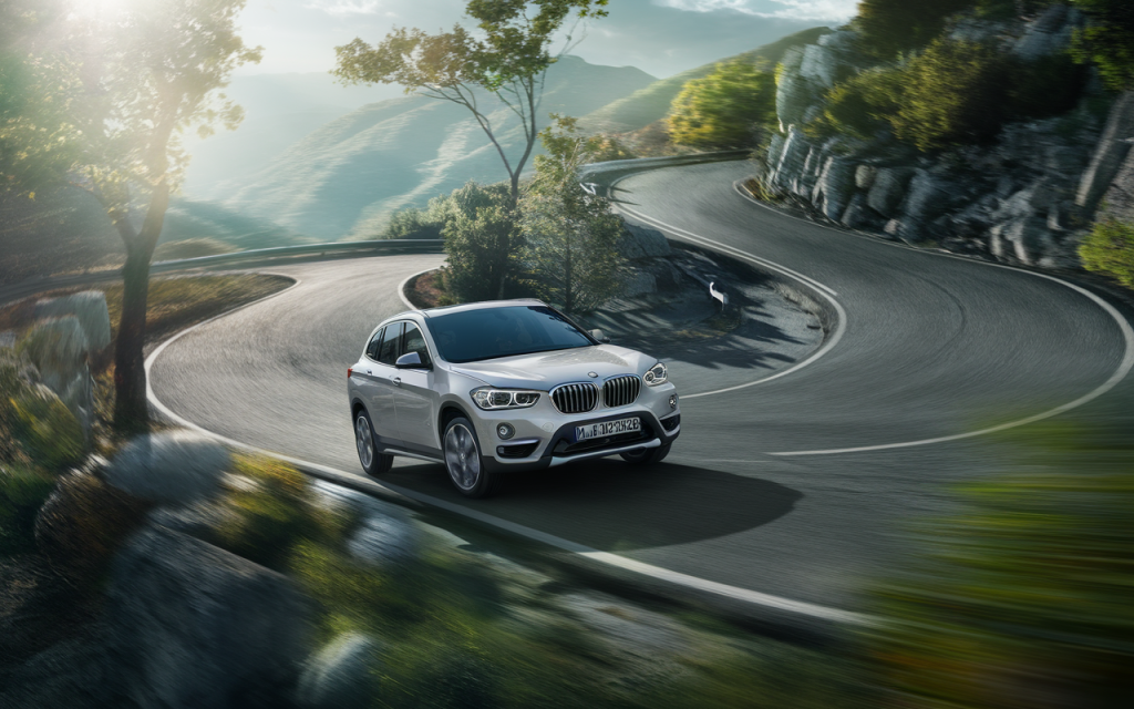 Vue latérale du SUV BMW X1 de couleur blanche garé en extérieur