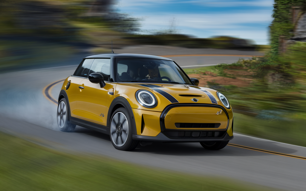 Vue latérale d'une Mini Cooper électrique garée en ville