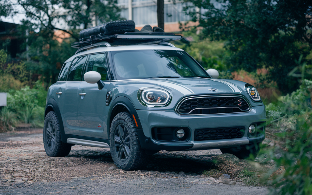 Mini Cooper d'occasion rouge garée dans une rue ensoleillée