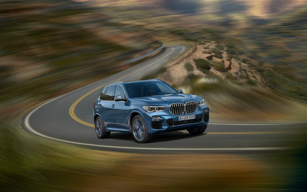 Voiture BMW de couleur noire roulant sur une route
