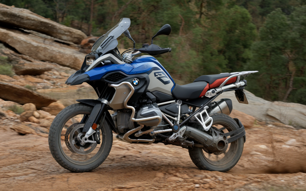 Moto BMW GS 1250 stationnée sur une route de montagne