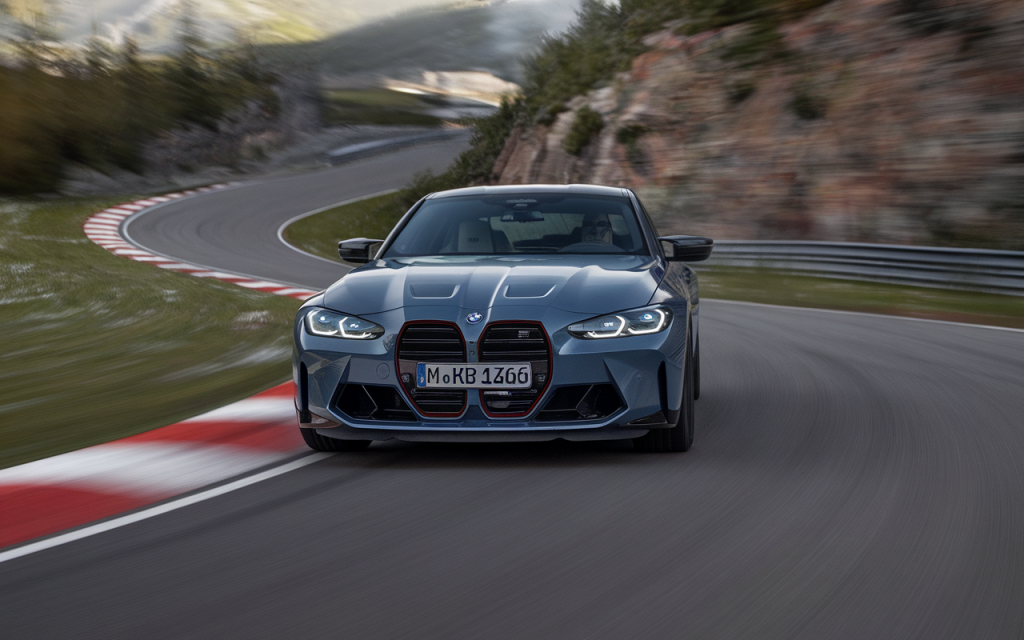 Voiture BMW hybride stationnée sur une route panoramique