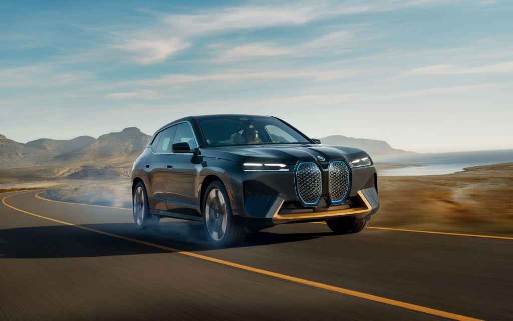 Vue latérale de la BMW iX3, SUV électrique de luxe