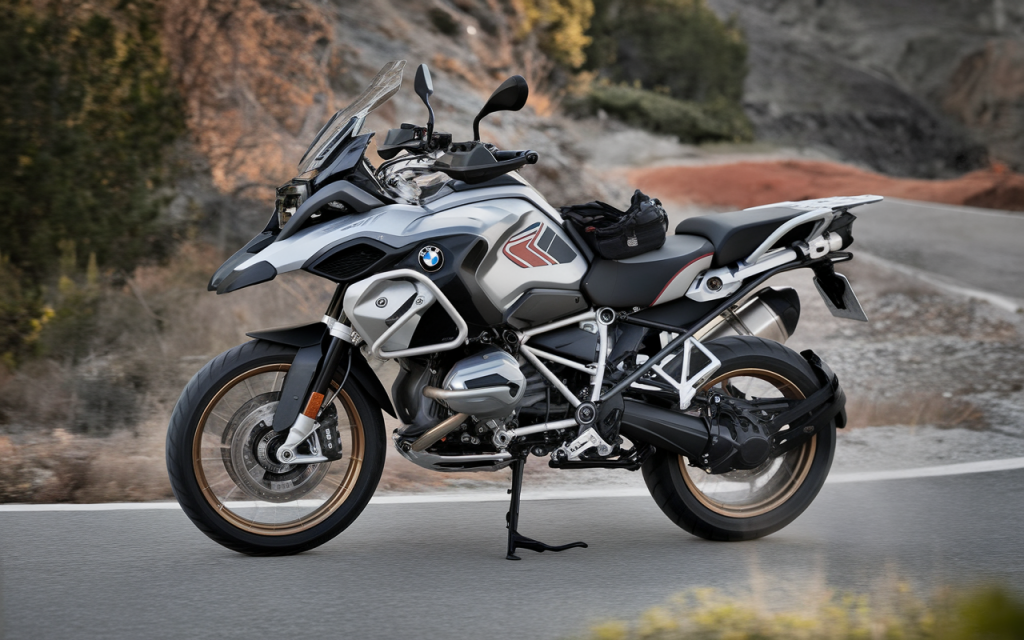 Moto BMW R 1200 GS stationnée sur une route de montagne