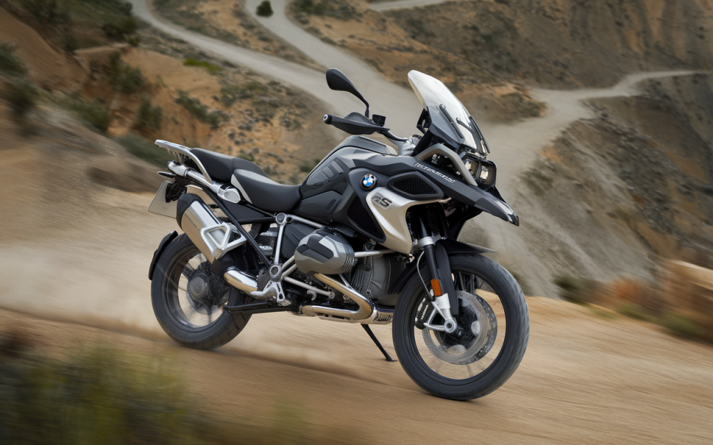Moto BMW GS 1300 stationnée sur une route panoramique