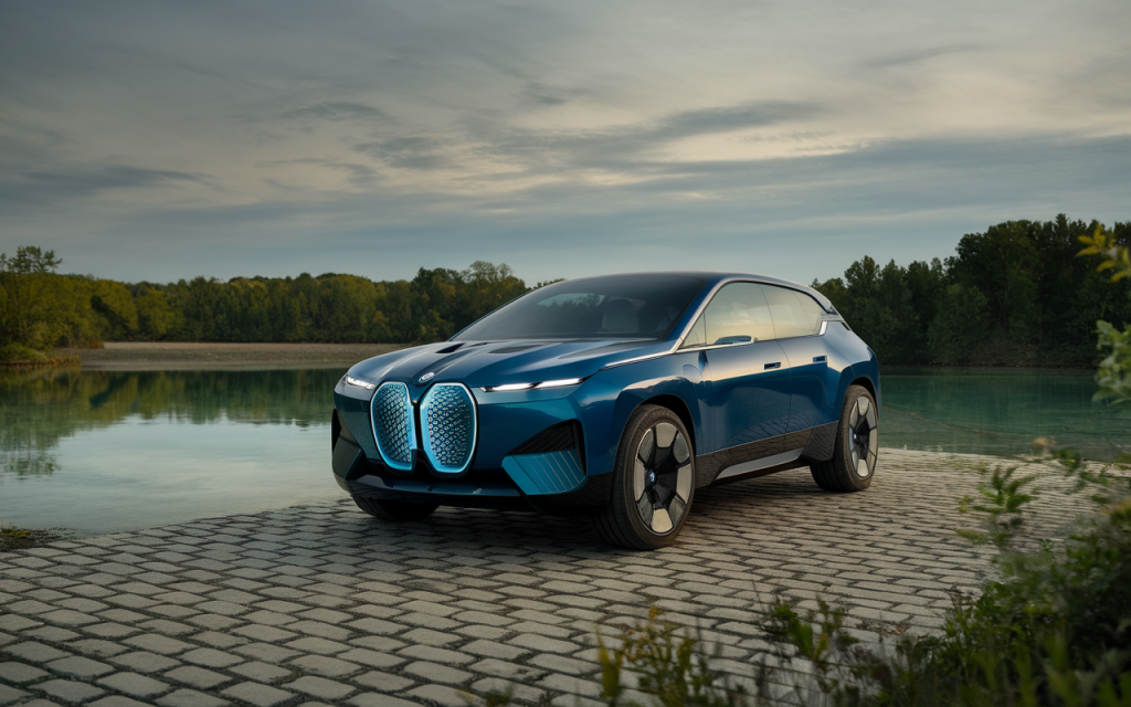 SUV BMW de luxe garé en extérieur