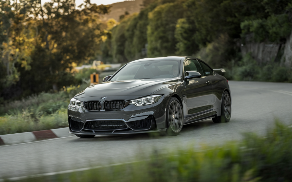 BMW M4 avec kit M Sport carbone roulant sur route sinueuse